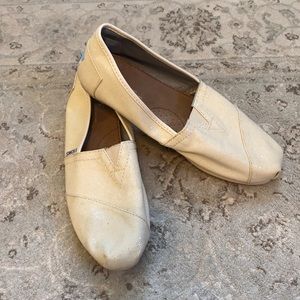 9.5 Slip On TOMS- shimmer off white